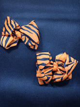 Load image into Gallery viewer, Girls&#39; Printed Clip-In Hair Bows
